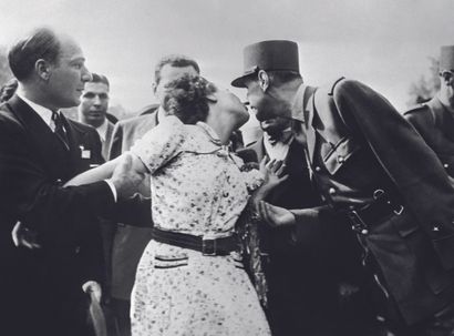 AFP AFP

Une Parisienne embrasse le général de Gaulle, le 24 août 1944, lors d’un...