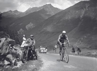 AFP AFP

Le coureur italien Gino Bartali le 25 juillet 1950 dans les

Pyrénées lors...