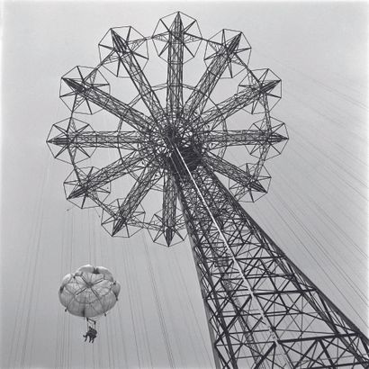 AFP - Eric SCHWAB AFP - Eric SCHWAB

Deux touristes dans l’attraction Parachute Jump...