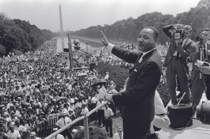 AFP AFP 
Le leader des droits civiques Martin Luther King salue ses partisans le...