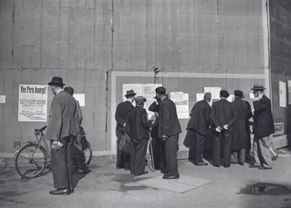 AFP AFP

Parisian people read posters about the Liberation of Paris, in August 1944...