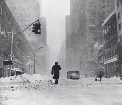 AFP AFP

Un promeneur dans les rues enneigées de New York, le 6 février 1961.

Photographie...