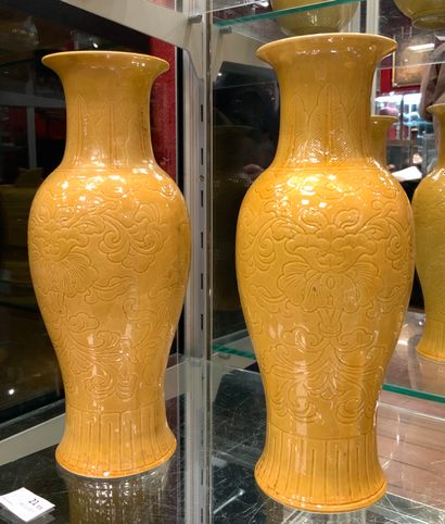null 
Paire de vases balustres en porcelaine émaillée jaune, à décor incisé sous...