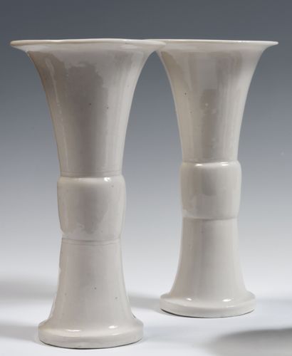 null 
Chine

Paire de vases de forme gu en porcelaine blanc-de-Chine.

XVIIIe siècle....