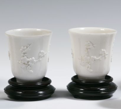 
Chine

Deux gobelets en porcelaine blanc-de-Chine...