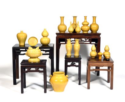 null 
Paire de vases coloquintes en porcelaine émaillée jaune, à décor incisé sous...