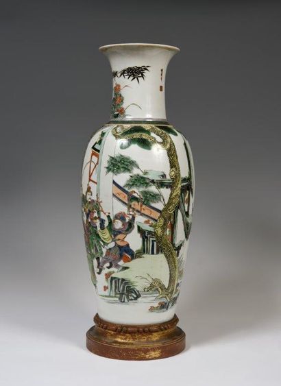 null 
Chine

Grand vase de forme balustre en porcelaine à décor polychrome des émaux...