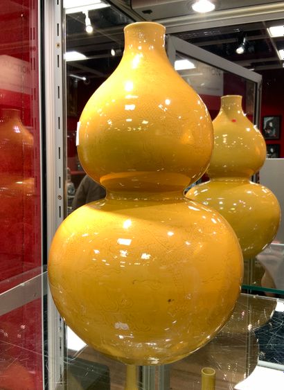 null 
Vase coloquinte en porcelaine émaillée jaune, décor incisé de dragons parmi...
