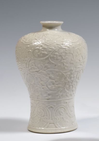 null 
Chine

Deux vases meiping en porcelaine blanche à décor en relief de lotus...