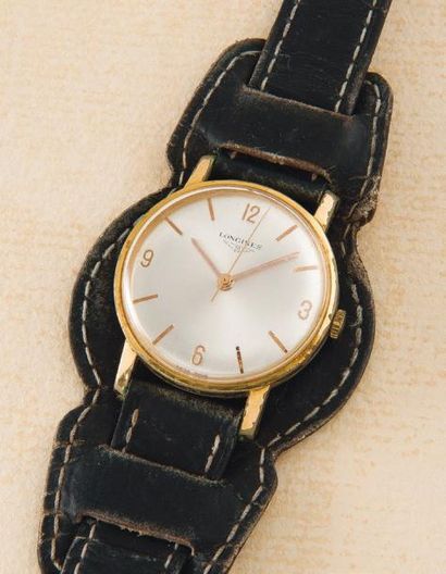 LONGINES (CLASSIQUE), VERS 1960 Montre à boîtier rond plaqué or (traces d'usure)...