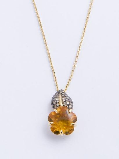 CHANEL chaîne et pendentif en or jaune ornée d'une fleur en citrine et diamants cognac....