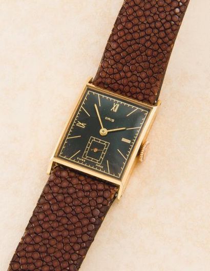 ORIS (RECTANGLE CURVEX), VERS 1938 Montre rectangulaire plaquée or jaune à fond clippé....