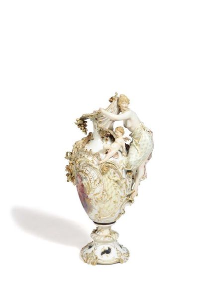BERLIN BERLIN

Grand vase en forme d’aiguière en porcelaine à décor polychrome de...