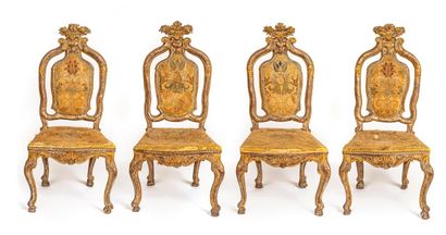 null Quatre chaises en bois sculpté doré et argenté les garnitures de broderies de...