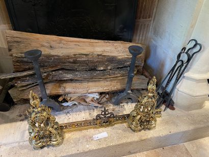 null Fire bar and pair of andirons, shovel and tongs