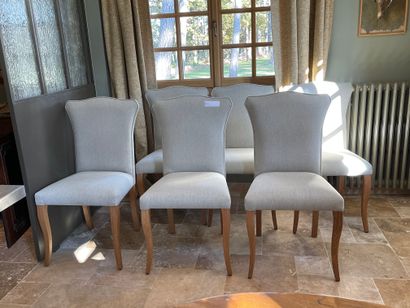 null Set of six chairs in natural wood, upholstered in light grey fabric, modern...
