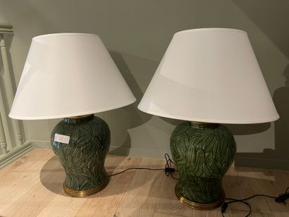 null Paire de larges potiches en céramique vernissée verte à décor de feuillages...