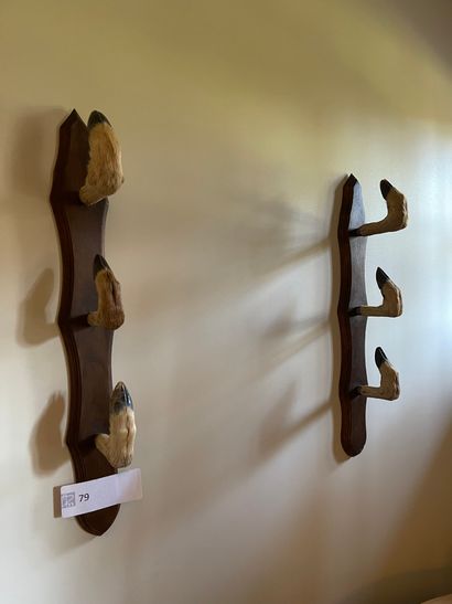 null Deux portes-manteaux en applique à décor de pattes de chevreuil