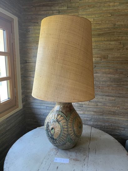 null Glazed earthenware lamp with geometric pattern, shade in woven straw

H: 40...