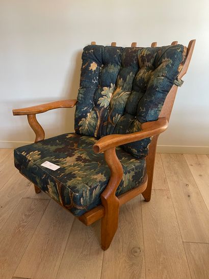 null Guillerme et Chambron, fauteuil modèle petit repos garni de tissu clair dans...