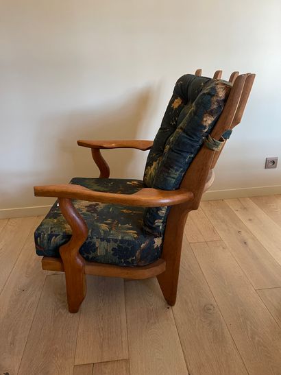 null Guillerme et Chambron, fauteuil modèle petit repos garni de tissu clair dans...