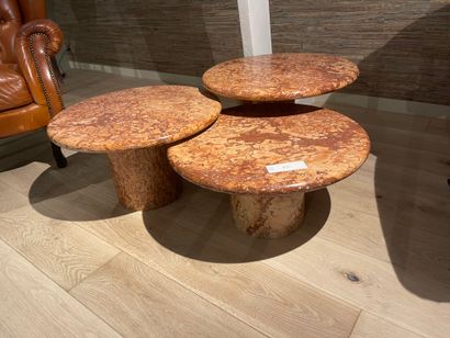 null 
Trois tables basses en travertin, travail italien 




Diam: 60 cm 




H:...