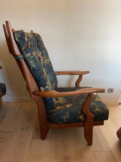 null Guillerme et Chambron, fauteuil modèle petit repos garni de tissu clair dans...