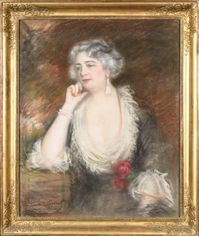 LOUISE LAVRUT (1874-?) LOUISE LAVRUT (1874-?) 
Elégante aux roses 
Pastel sur papier,...