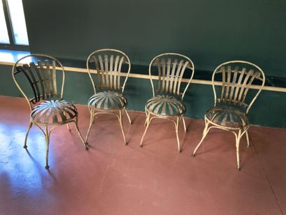 Quatre chaises de jardin en métal laqué blanc...