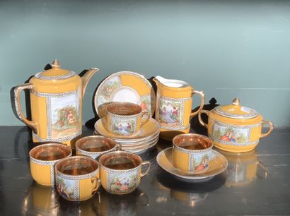  Service à thé en porcelaine jaune et dorée à décor polychrome de scènes galantes...