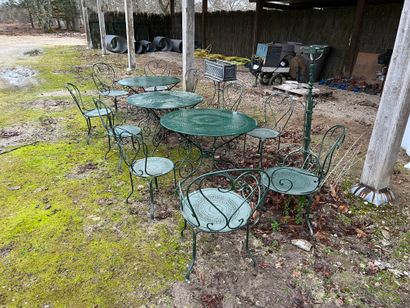 Trois tables en métal vert avec quatre fauteuils...