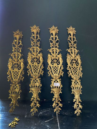  Quatre motifs d'appliques à décor de grotesques en bronze doré, quelques manques...