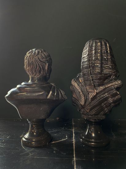 Paire de bustes en marbre Cléopâtre et Marc Antoine 
H : 31 cm et H : 34 cm