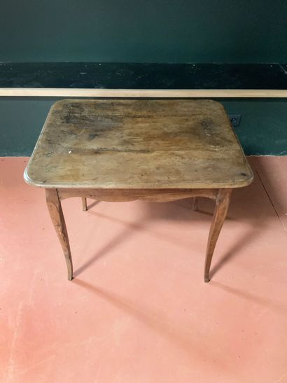 null Small table in natural wood, the belt slightly curved, Louis XV style 

H :...