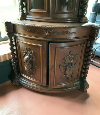 null Important pair of two slightly curved corner pieces in molded and carved oak,...