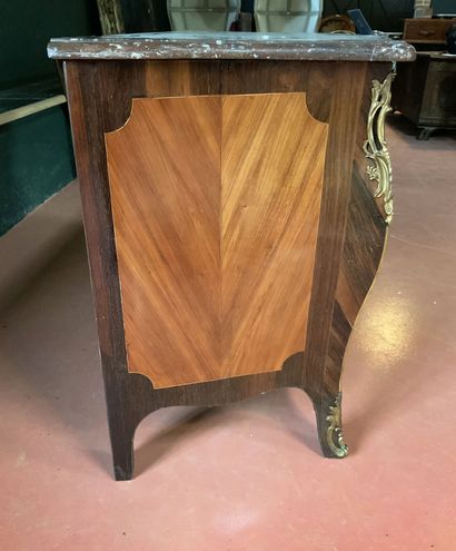 null Chest of drawers inlaid with quarte leaves of rosewood in frames of rosewood...