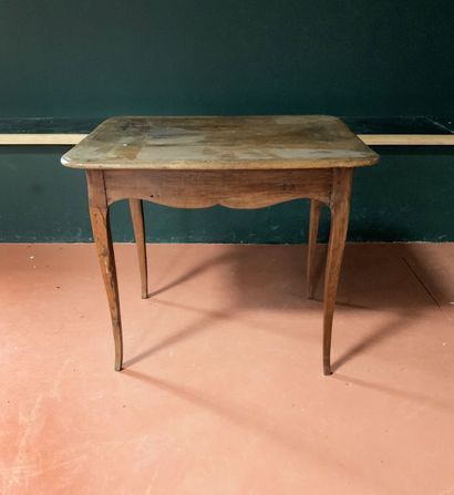 Petite table en bois naturel, la ceinture...