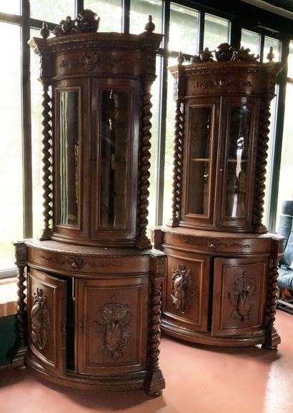 null Important pair of two slightly curved corner pieces in molded and carved oak,...