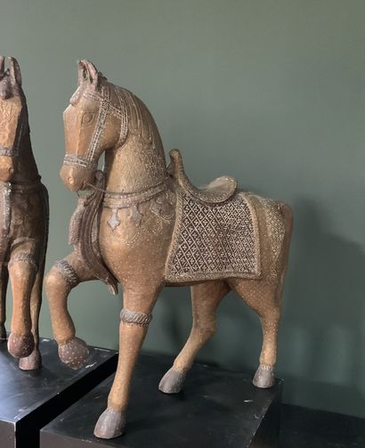 null 
Paire de chevaux en bois à décor en métal martelé d'harnachements stylisés


H :...