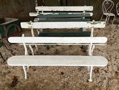 null Cinq bancs en fonte et en bois partiellement peint blanc et vert (un banc peint...