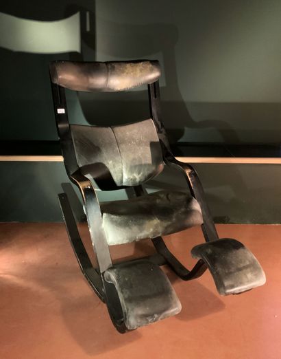 null Chaise en velours et un fauteuil a bascule 

Assise : 50 cm