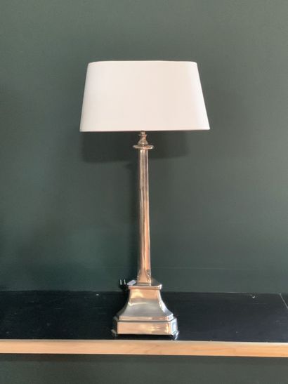 null Pair of lamps in silver plated metal resting on a tripod base

H : 70 cm