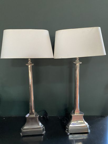 null Pair of lamps in silver plated metal resting on a tripod base

H : 70 cm