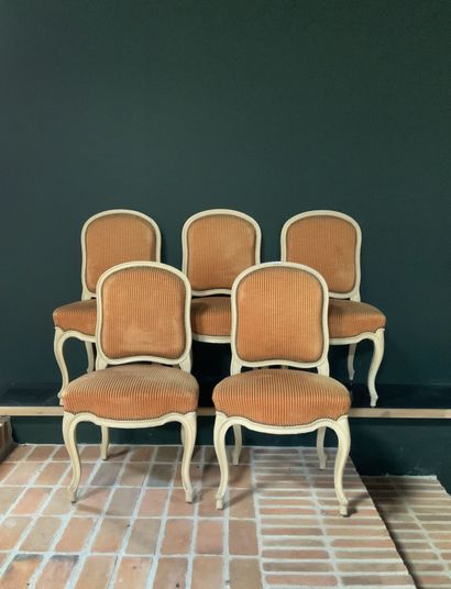 Cinq chaises en bois sculpté rechampi crème,...