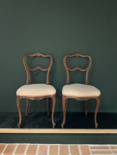 null Paire de petites chaises en bois mouluré et sculpté

Style Louis XV

H : 86...