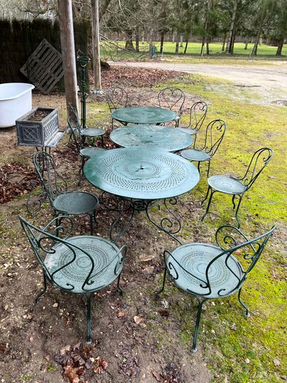 null Trois tables en métal vert avec quatre fauteuils et six chaises assorties on...