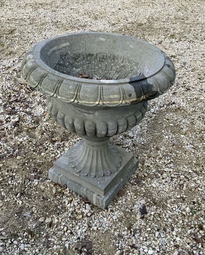null Deux larges vases Médicis en ciment pierre

H : 80 cm Diam : 74 cm