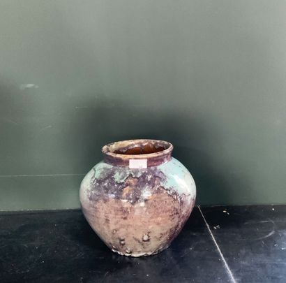  Eugène LION 
Vase en grès strié en partie médiane à couverte vernissée bleue, violette...