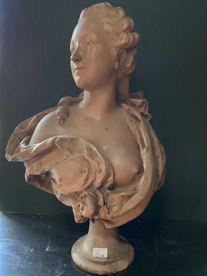  Ecole Française du XVIIIème 
Sculpture en terre cuite représentant une jeune femme...