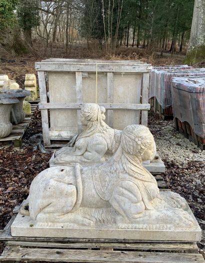 null 
Deux Sphinges couchées en pierre reconstituée et leurs stèles carrées dans...